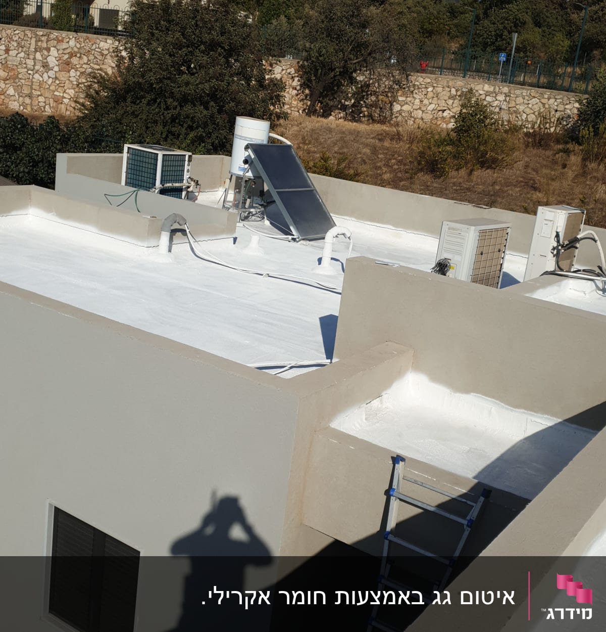 גג אטום בלבן עם ציוד סולארי ומזגנים